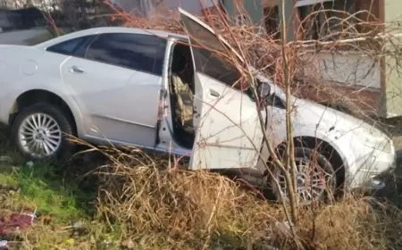 Karabük'te Kontrolden Çıkan Otomobil İstinat Duvarında Asılı Kaldı