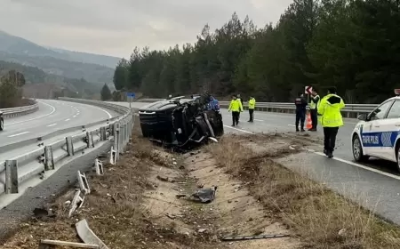 Karabük’te Refüjdeki Su Kanalına Devrilen Araçta 1 Kişi Yaralandı