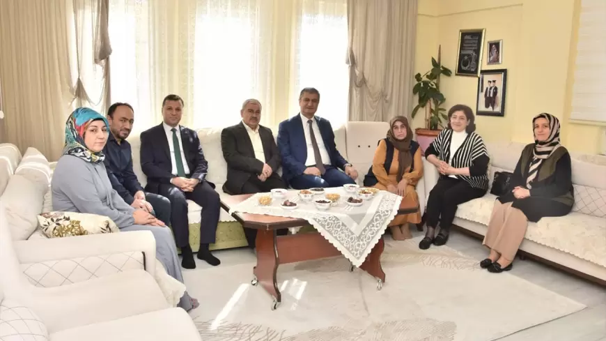 Karabük Valisi ve Eşi, Şehit Hemşirenin Ailesini Ziyaret Etti
