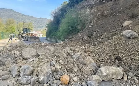 YENİCE'DE HEYELAN NEDENİYLE ULAŞIM AKSIYOR