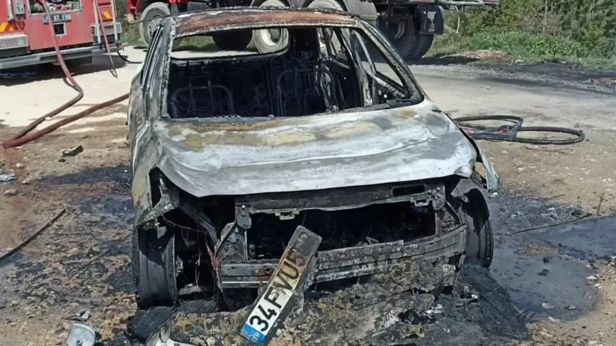 SAFRANBOLU'DA SEYİR HALİNDEYKEN ALEV ALAN OTOMOBİL TAMAMEN YANDI