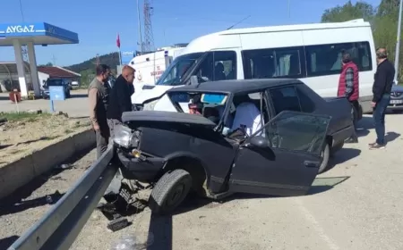 KARABÜK EFLANİ'DE İŞÇİ SERVİSİ VE OTOMOBİL ÇARPIŞTI: 4 YARALI