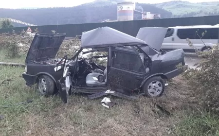 KARABÜK'TE DİREĞE ÇARPAN OTOMOBİL HURDAYA DÖNDÜ: SÜRÜCÜ AĞIR YARALANDI
