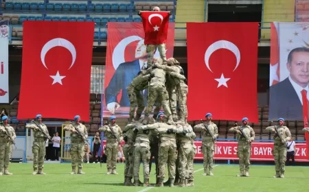 KARABÜK'TE 19 MAYIS KUTLAMALARINDA KOMANDOLARIN GÖSTERİSİ BÜYÜK ALKIŞ ALDI