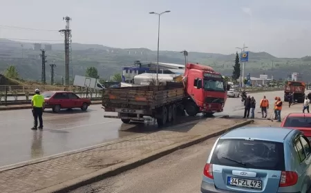 KARABÜK'TE KAYGAN YOLDA MAKASLAYAN TIR OTOMOBİLE ÇARPTI: 1 YARALI