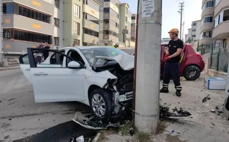 KARABÜK'TE İKİ OTOMOBİL ÇARPIŞTI: 5 YARALI