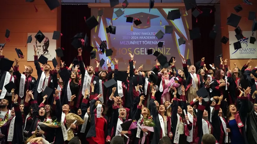 KARABÜK ÜNİVERSİTESİ'NDE COŞKULU MEZUNİYET: 1000'DEN FAZLA ÖĞRENCİ KEP FIRLATTI