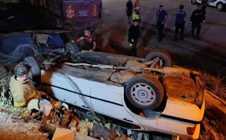 SAFRANBOLU'DA OTOMOBİL ŞARAMPOLE DEVRİLDİ: 2 KİŞİ YARALANDI