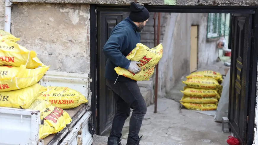 SAFRANBOLU BELEDİYESİ’NDEN İHTİYAÇ SAHİPLERİNE DESTEK: KÖMÜR, ODUN VE SOBA YARDIMI