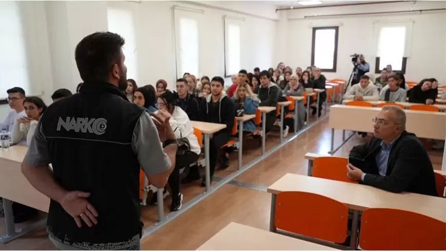 Karabük Üniversitesi 'nde Öğrencilere Bağımlılıkla Mücadele Semineri Veriliyor