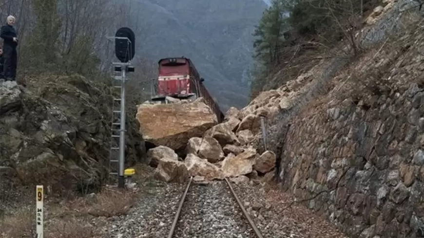 Yenice’de heyelan sonucu yük treni raydan çıktı