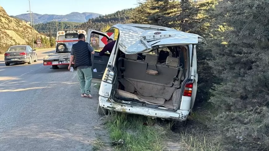 KARABÜK'TE OTOMOBİL İLE CAMLI VAN ÇARPIŞTI: 2 YARALI