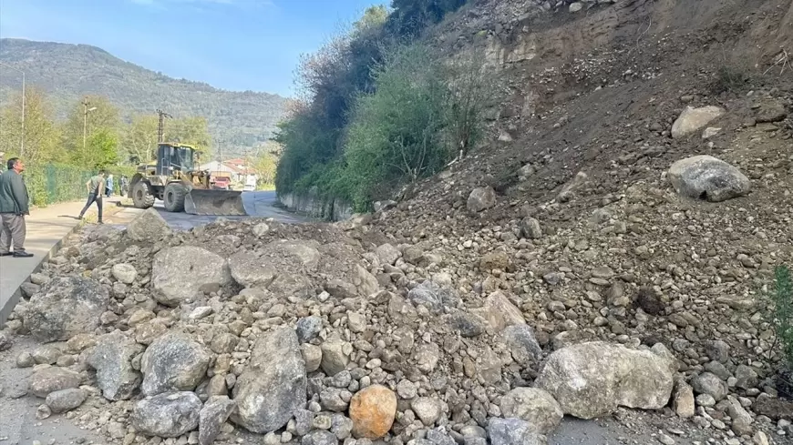 YENİCE'DE HEYELAN NEDENİYLE ULAŞIM AKSIYOR