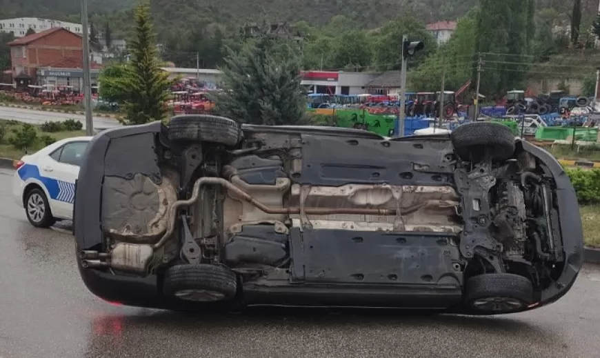 YAĞMURLA KAYGANLAŞAN YOL TRAFİK KAZALARINI BERABERİNDE GETİRDİ