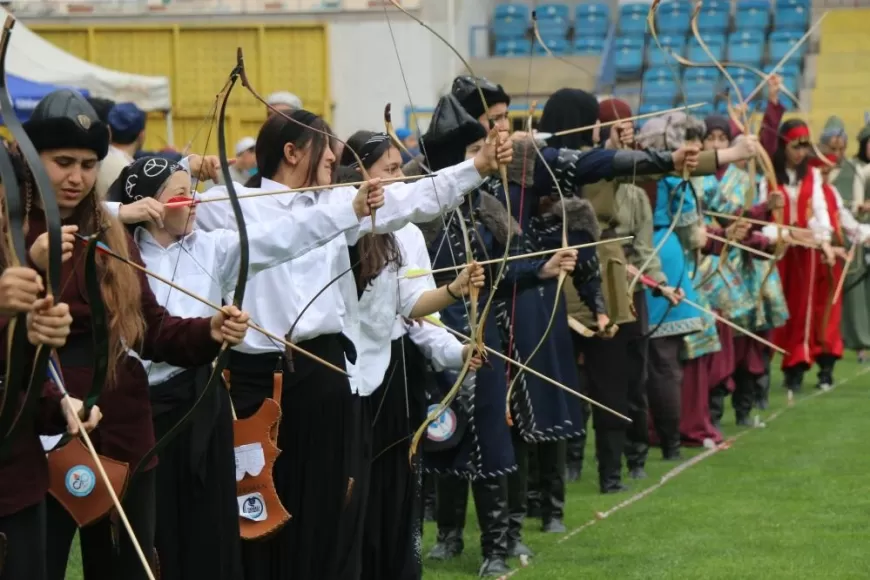 GELENEKSEL TÜRK OKÇULUĞU KARABÜK'TE HÜNERLERİNİ SERGİLİYOR