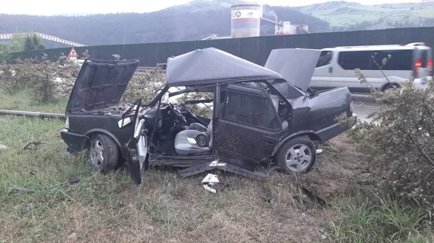 KARABÜK'TE DİREĞE ÇARPAN OTOMOBİL HURDAYA DÖNDÜ: SÜRÜCÜ AĞIR YARALANDI