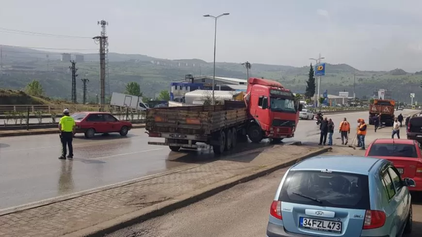 KARABÜK'TE KAYGAN YOLDA MAKASLAYAN TIR OTOMOBİLE ÇARPTI: 1 YARALI