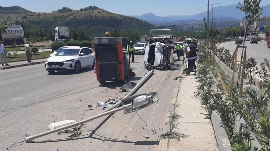 KARABÜK'TE OTOMOBİL AYDINLATMA DİREĞİNE ÇARPARAK DEVRİLDİ: 1 YARALI