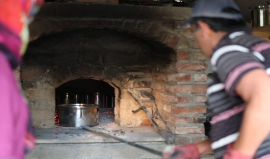 Yazıköy köyünde düzenlenen programda, yöresel lezzet keşkek, protokol üyelerinin de