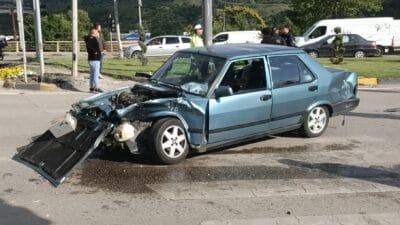 Karabük Sanayi Kavşağı'nda iki aracın çarpışması sonucu meydana gelen kazada,