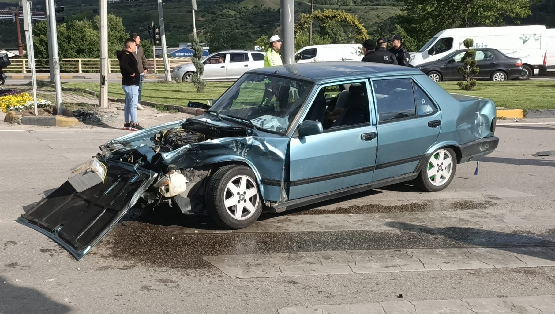 Karabük Sanayi Kavşağı'nda iki aracın çarpışması sonucu meydana gelen kazada,