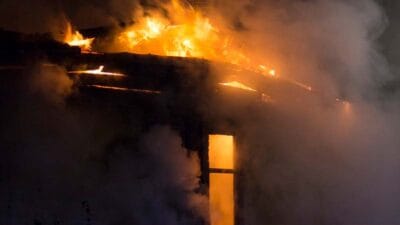 Karabük Atatürk Mahallesi'nde bir evin önündeki garajda çıkan yangın, itfaiye