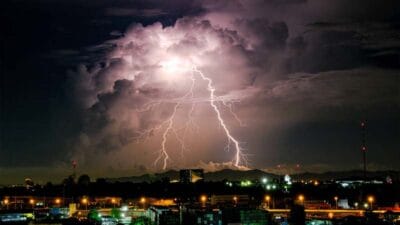 Karabük'te akşam saatlerinde gök gürültülü sağanak öncesi çıkan şimşekler büyüleyici