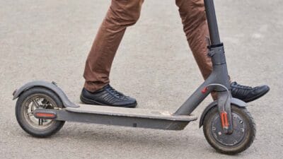 Elektrikli scooter’lara plaka ve zorunlu trafik sigortası geliyor. 8 milyon