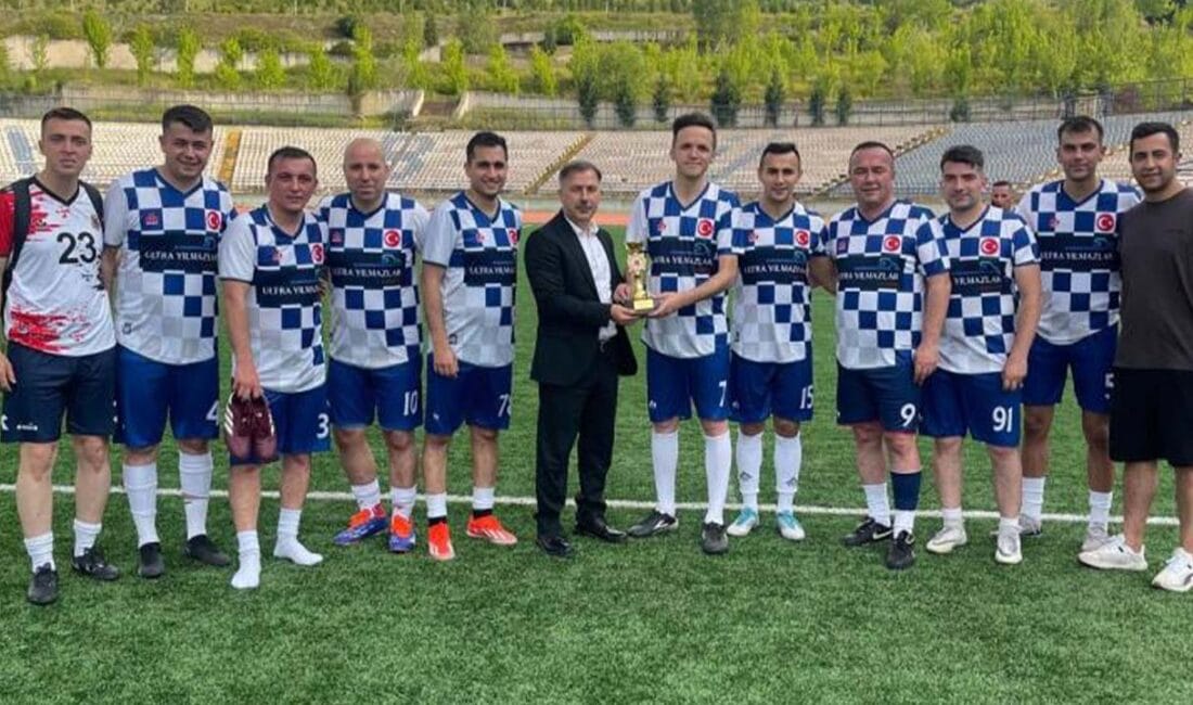 Karabük Adliyesi’nin düzenlediği Bahar Futbol Turnuvası’nda şampiyonluk kupasını Eskipazar Cezaevi