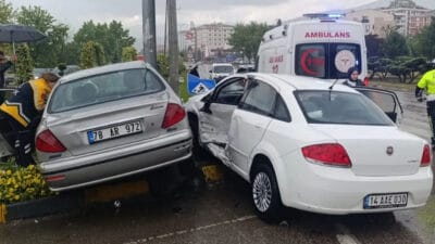 Karabük Sanayi Kavşağı’nda iki aracın çarpışması sonucu 3 kişi yaralandı.