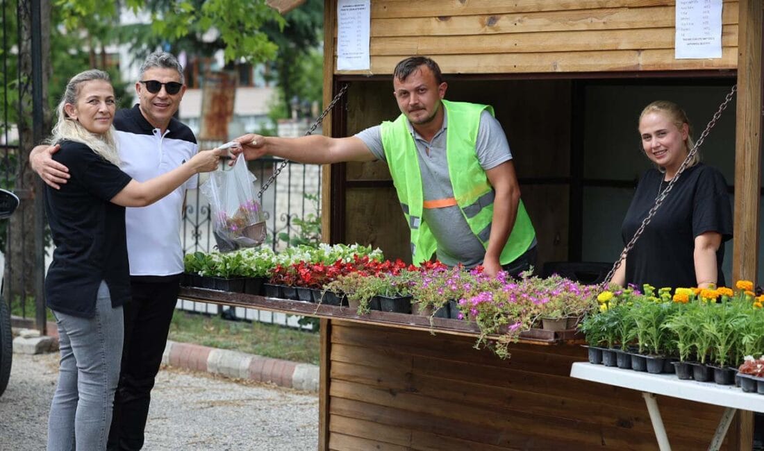 Safranbolu Belediyesi, Kurban Bayramı öncesi şehir mezarlığı girişinde vatandaşlara kendi
