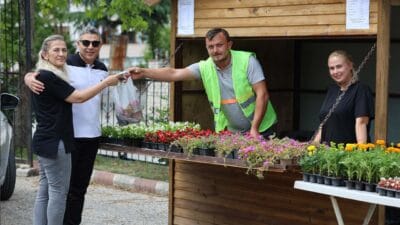 Safranbolu Belediyesi, Kurban Bayramı öncesi şehir mezarlığı girişinde vatandaşlara kendi