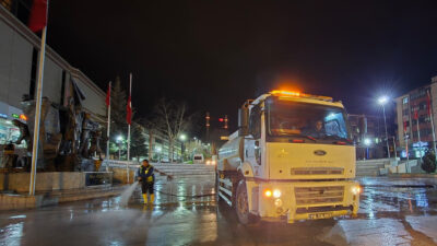 Safranbolu Belediyesi, kar sonrası temizlik ve gece yıkama çalışmalarıyla şehri