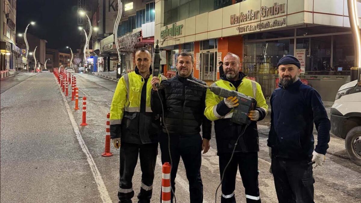 Karabük Belediyesi, Kıbrıs Şehitleri Caddesi’nde trafik yoğunluğunu azaltmak için duba