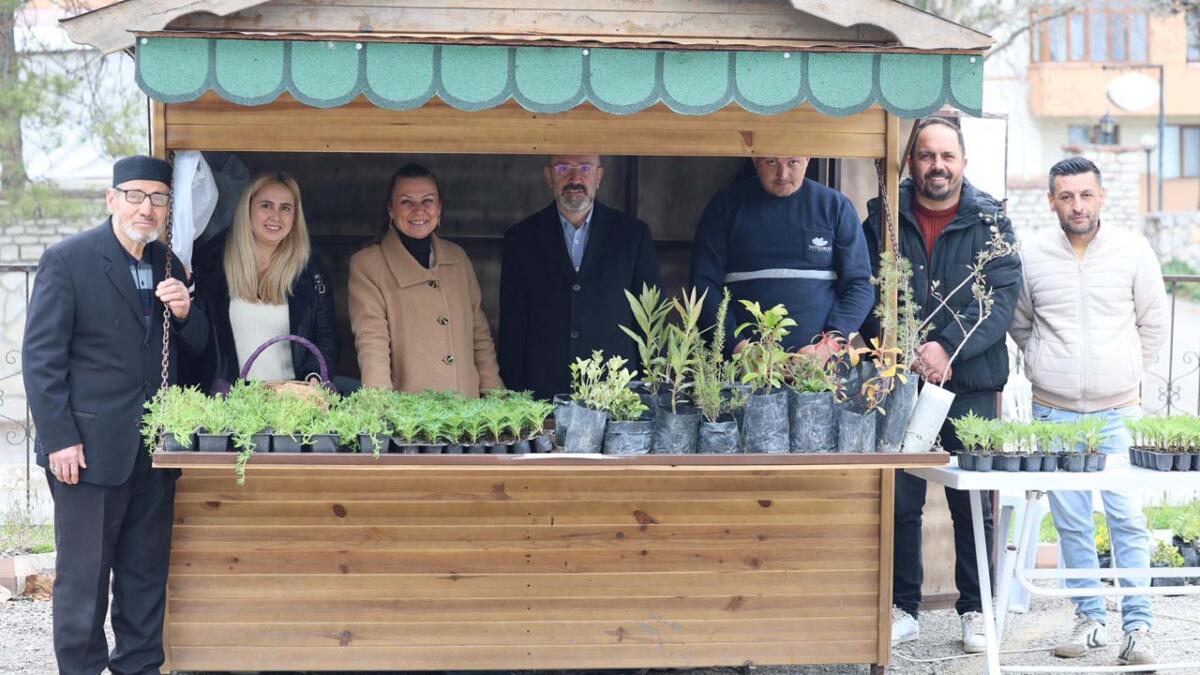 Safranbolu Belediyesi, bayram öncesi Şehir Mezarlığı’nda ücretsiz yerli tohum dağıtıyor.