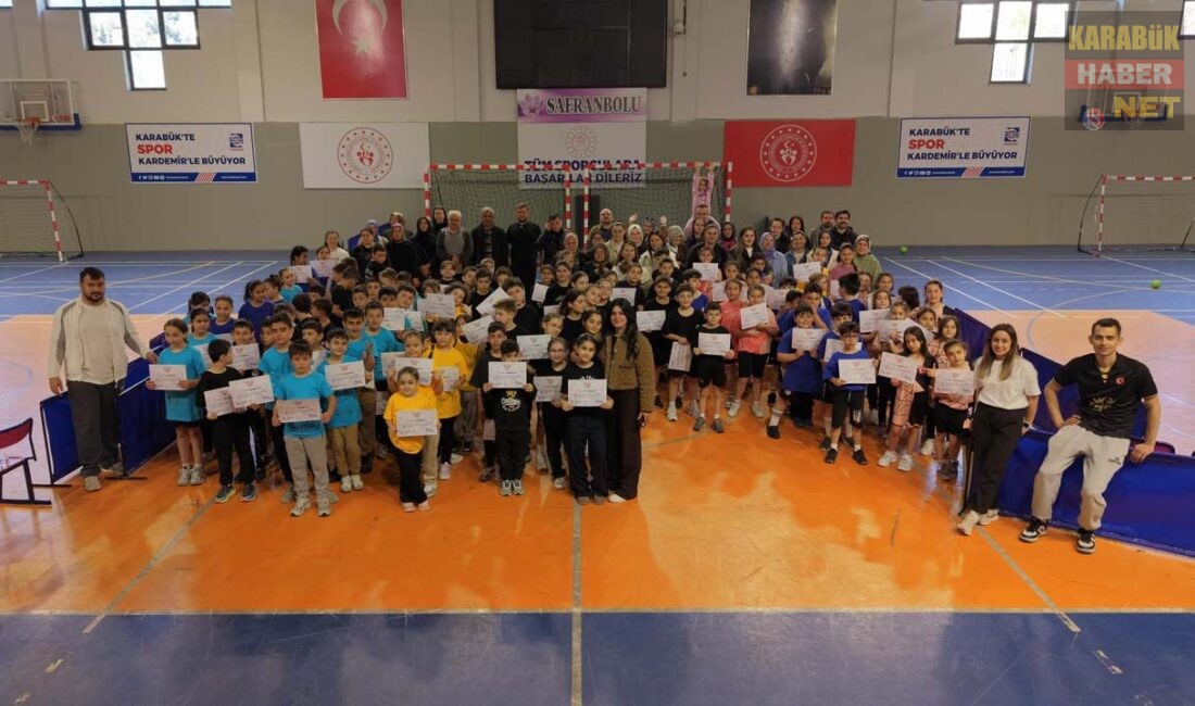 Safranbolu’da 23 Nisan kutlanmaları kapsamında düzenlenen hentbol turnuvası, çocukların katılımıyla