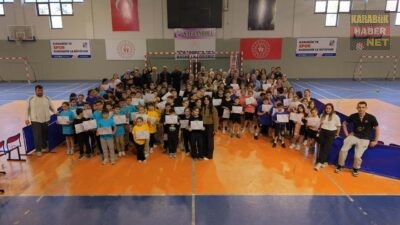 Safranbolu’da 23 Nisan kutlanmaları kapsamında düzenlenen hentbol turnuvası, çocukların katılımıyla