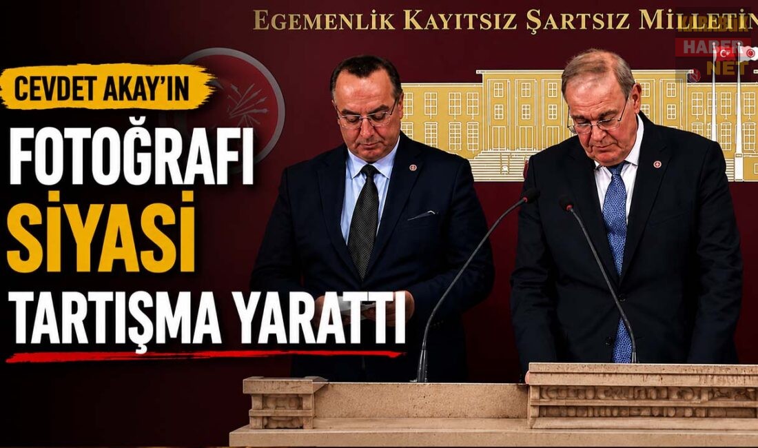 CEVDET AKAY’IN FOTOĞRAFI SİYASİ TARTIŞMA YARATTI CHP Karabük Milletvekili Cevdet Akay'ın Faik Öztırak ile birlikte verdiği