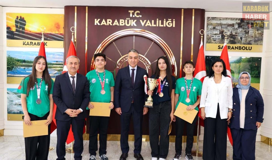 Japonya'daki Dünya Matematik Şampiyonası'ndan madalyalarla dönen Karabüklü öğrenciler, Vali Oktay