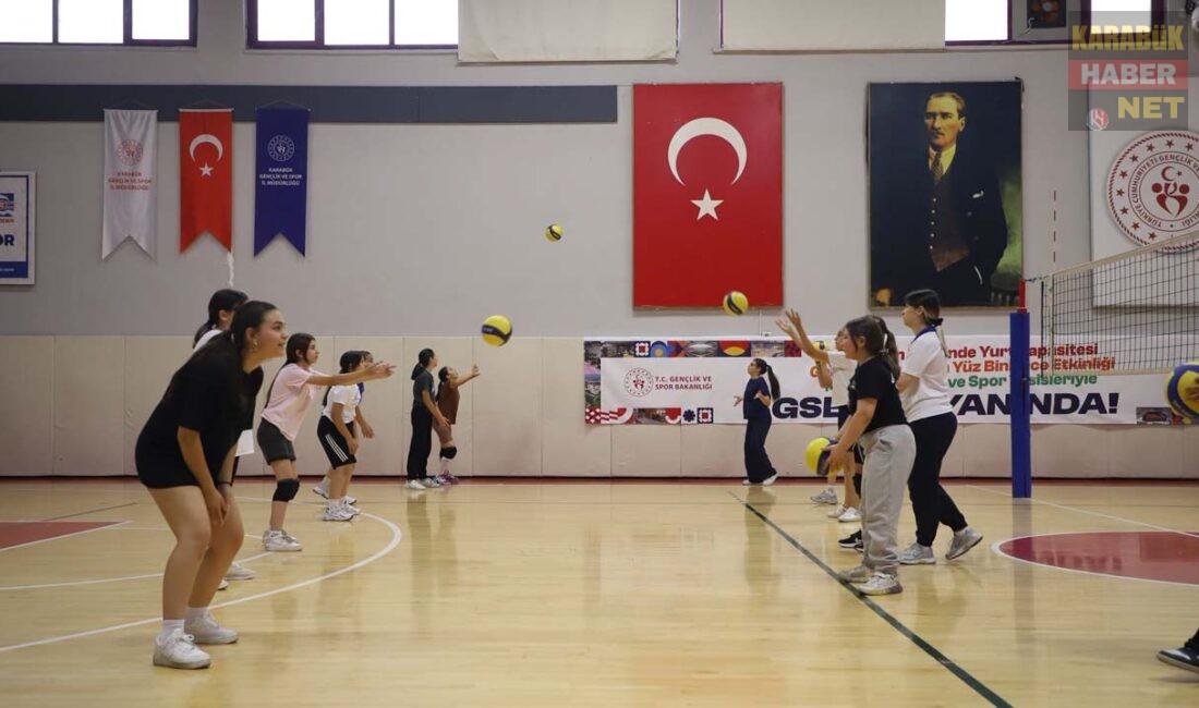 KARABÜK’TE GENÇLER YAZI VOLEYBOLLA GEÇİRİYOR Karabük Gençlik ve Spor İl Müdürlüğü, GSB Spor Okulları kapsamında
